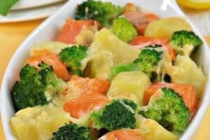 Лосось з брокколі під сиром