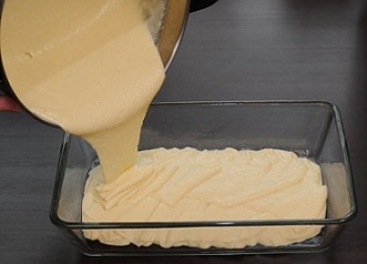 Виливаємо тісто в підготовлену форму