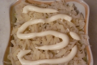 укладаємо на дно цибуля маринована