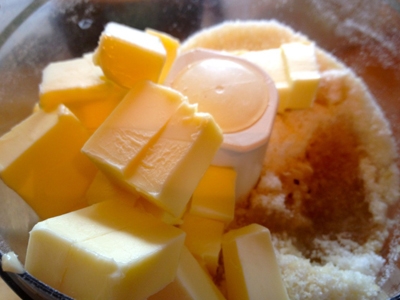 додаємо в блендер масло і екстракт спецій