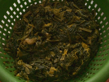 викладаємо овочеву начинку в сито