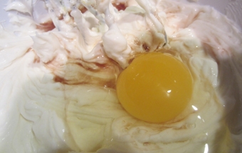 перемішуємо майонез з яйцями