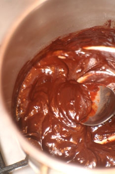 Розтоплюємо шоколад на водяній бані