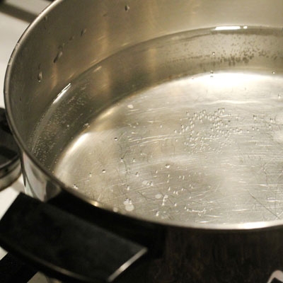 вода в каструлі