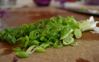 подрібнюємо зелений лук