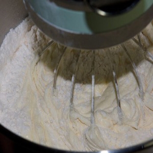 борошно миску з тестом