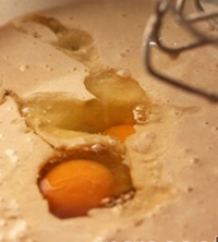 Додаємо яйце і збиваємо