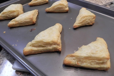 готові пиріжки з картоплею