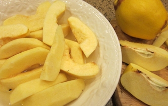 нарізаємо айву на шматочки