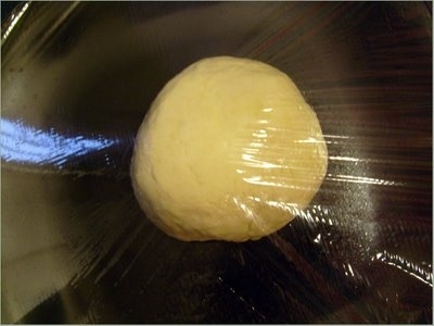 куля з тіста у харчовій плівці 