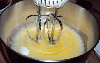 збиваємо жовтки з цукром