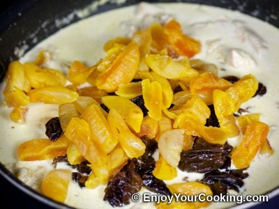 курага і чорнослив в сковроде з куркою