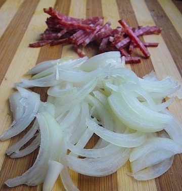 нарізаємо цибулю і бекон