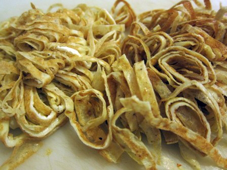 нарезае млинці соломкою