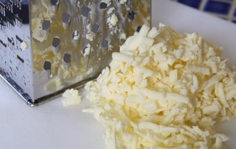 натираємо сир на тертці