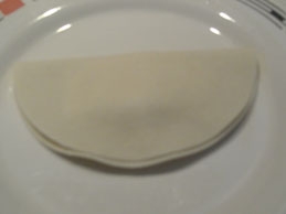 викладаємо начинку на тестовий коло і формуємо з страви півмісяць