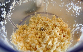 подрібнюємо мигдаль в блендері