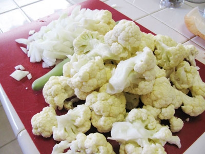 капуста і цибуля на дошці