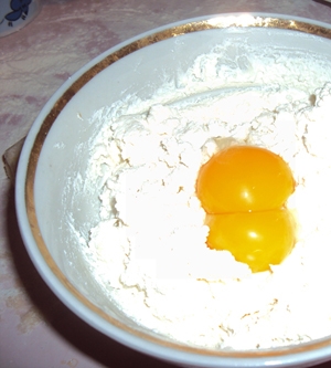 У борошно додаємо яйця