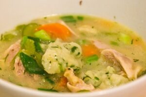 Бульйон з галушками з курячого м&;яса