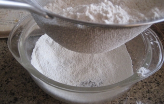 просіваємо борошно