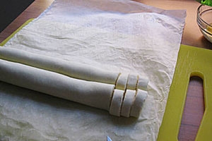 рулет нарізаємо впоперек на невеликі шматочки