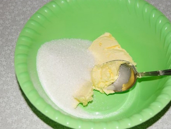 Розтираємо цукор з маслом