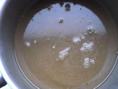 сотейник з медом і цукром