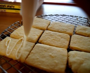 наносимо глазур на печиво