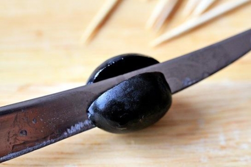 Підготовка оливок до наповнення сирною масою