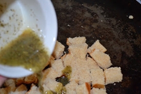 заливаємо заправкою шматочки хліба