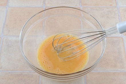 Віночком збиваємо яйця в однорідну рідину