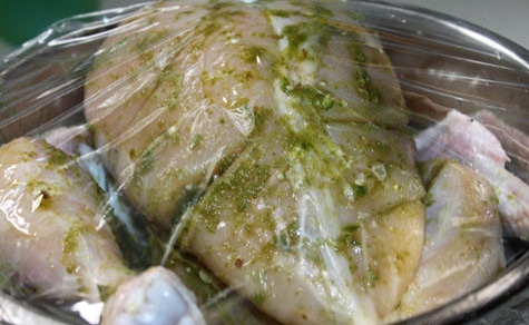 курка в глибокої миски