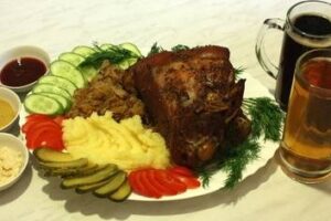 Свиняча рулька в темному пиві з квашеною капустою