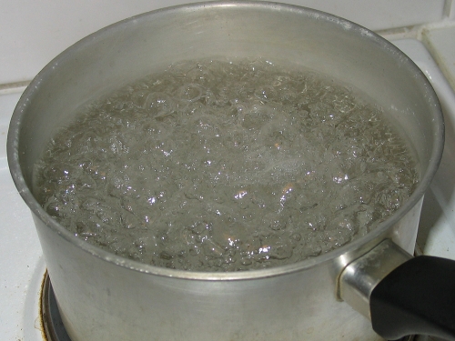 каструля з водою