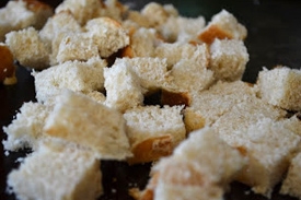 нарізаємо хліб на кубики