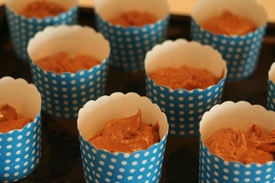 викладаємо тісто у формочки для запікання