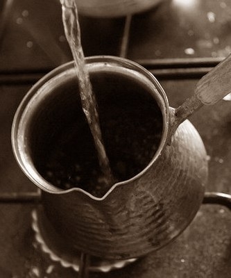 додаємо в турку кави і воду