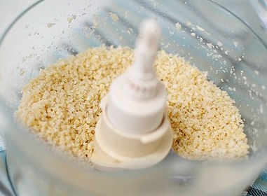 Подрібнюємо мигдаль