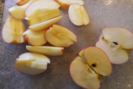 нарізаємо яблука на часточки