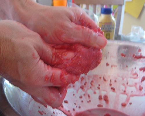 полуничний сік через марлю