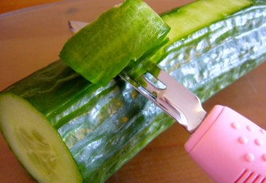 Відчищаємо огірок від шкірки