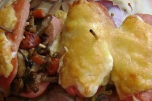 Сардельки, фаршировані сиром і грибами