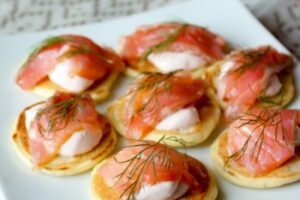 Міні-млинці з лососем і сметанним кремом