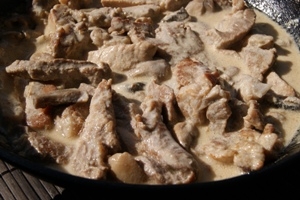 додаємо сметану і вино