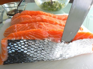 Робимо надрізи між шкірою і м'ясом риби