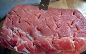 робимо надрізи на м'якоті свинини