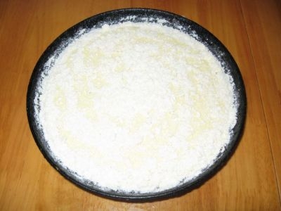 зверху натираємо тісто