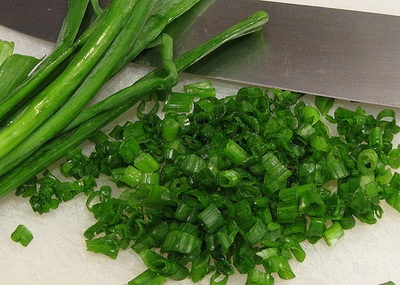 подрібнюємо зелений лук