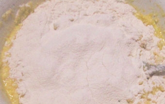 висипаємо борошно в тестову масу